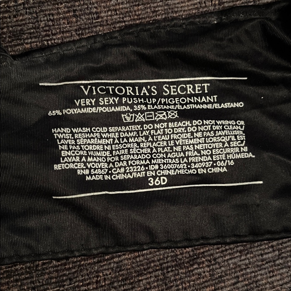 Victoria's Secret Very Sexy Push Up Bra - Picture 2 of 2